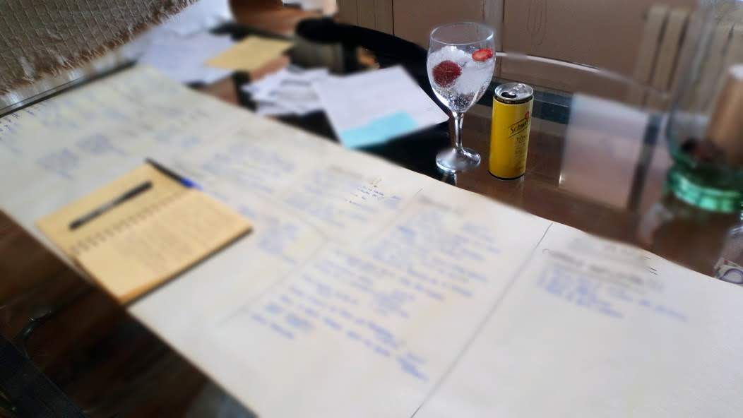 Mesa de trabajo operativa en hostelería: notas, papeles y detalle del día a día